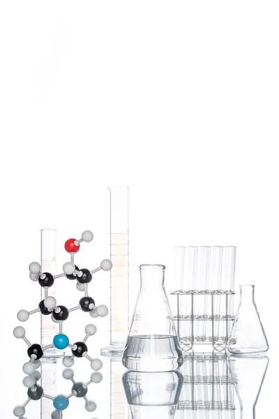Молекулярная структура и стакан — стоковое фото