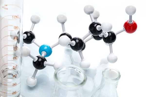 Molekylär struktur och mäta flaska — Stockfoto