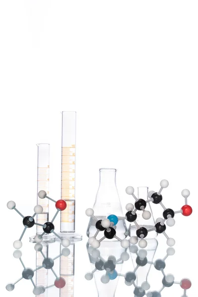 Молекулярная структура и стакан — стоковое фото