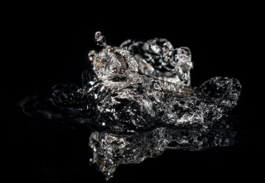 Alyans suda batan siyah arka plan