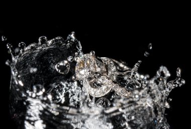 Alyans suda batan siyah arka plan