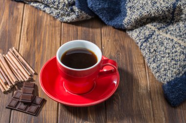 Kahve, çikolata ve ahşap zemin üzerinde battaniye