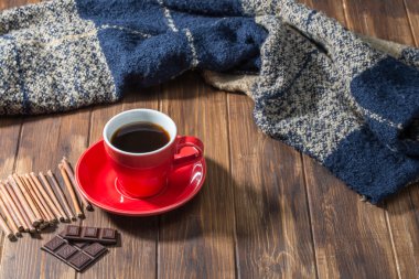 Kahve ve ahşap zemin üzerinde battaniye