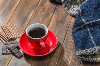 Kahve ve ahşap zemin üzerinde battaniye