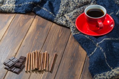 Kahve ve ahşap zemin üzerinde battaniye