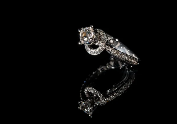 Anillo de compromiso de diamante sobre fondo negro — Foto de Stock