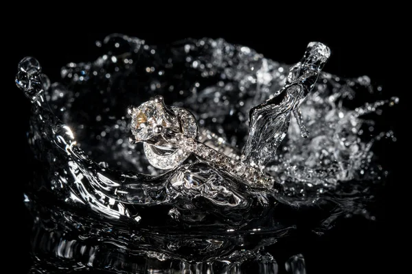 Wedding Rings Sinking in Water, Black Background — Stock Photo, Image