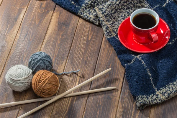 Bola de lã e café no chão de madeira — Fotografia de Stock