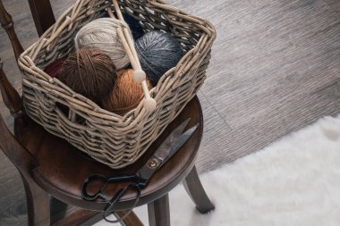makas ve ahşap sandalye üzerinde eski sepet içinde iplik
