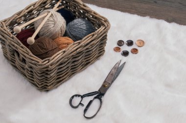 makas ve iplik topu halı üzerinde eski sepet içinde
