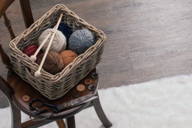 makas ve ahşap sandalye üzerinde eski sepet içinde iplik