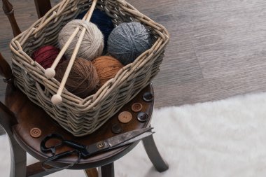 makas ve ahşap sandalye üzerinde eski sepet içinde iplik