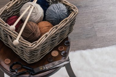 makas ve ahşap sandalye üzerinde eski sepet içinde iplik