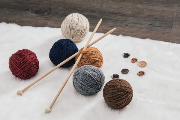 Bouton et boule de laine sur tapis — Photo