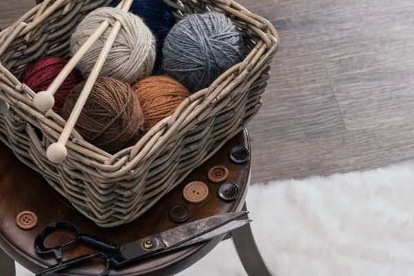 Ciseaux et fil à l'intérieur vieux panier sur chaise en bois — Photo