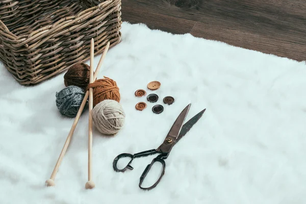 Ciseaux, vieux panier et boule de fil sur tapis — Photo