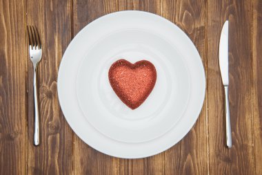 Sevgililer günü, kalp şekli bir plaka üzerinde kutlamak