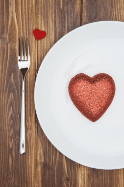 Sevgililer günü, kalp şekli bir plaka üzerinde kutlamak