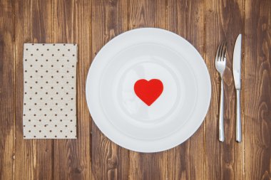 Sevgililer günü, kalp şekli bir plaka üzerinde kutlamak