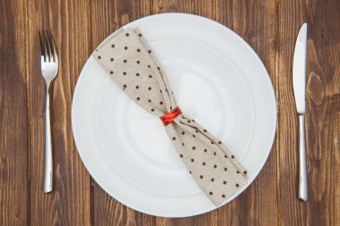 yemek ayarı, bıçak, çatal, peçete ve yemek tabağı