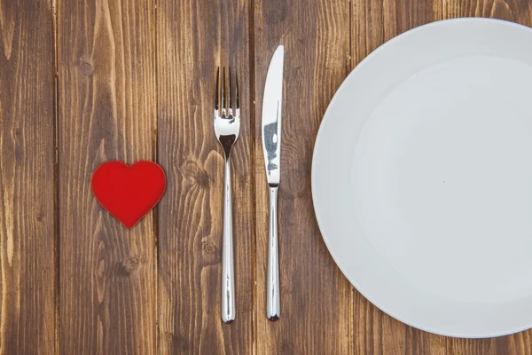 Celebra el día de San Valentín, la forma del corazón y un plato — Foto de Stock