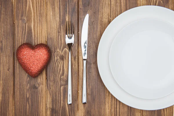 Celebra el día de San Valentín, la forma del corazón y un plato — Foto de Stock