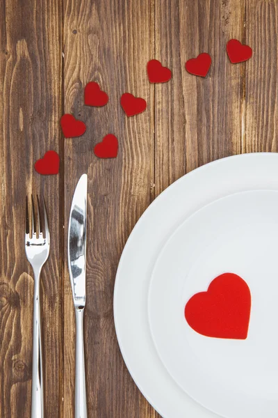 Celebra el día de San Valentín, forma de corazón en un plato — Foto de Stock