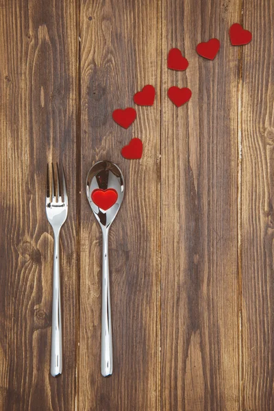 Celebra el día de San Valentín, cuchara, tenedor y forma de corazones — Foto de Stock