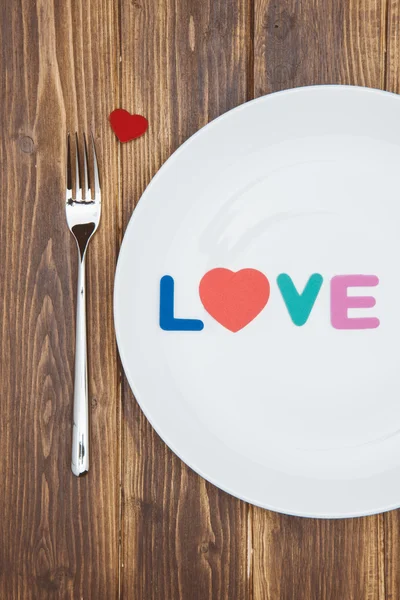 Celebra el día de San Valentín, palabra amor en un plato — Foto de Stock