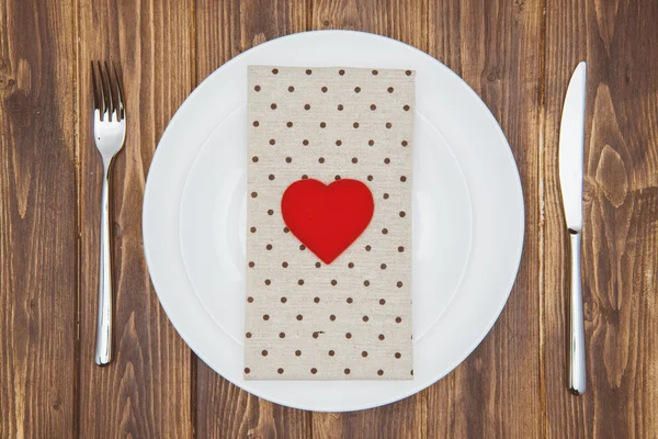 Celebra el día de San Valentín, la forma del corazón y la servilleta en un plato — Foto de Stock