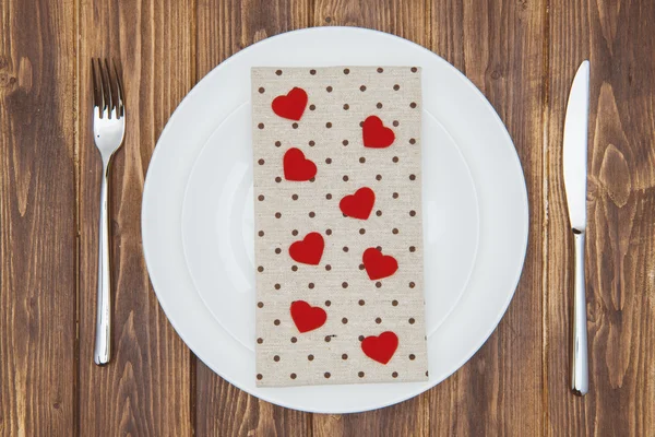 Celebre o dia dos namorados, forma de corações e guardanapo em um prato — Fotografia de Stock