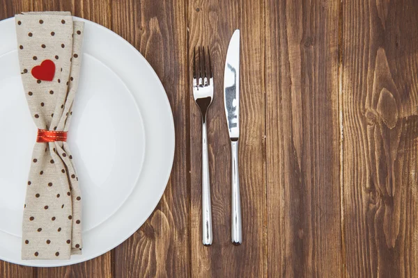 Cena de San Valentín, Cuchillo, tenedor, servilleta y plato — Foto de Stock