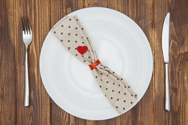 Cena de San Valentín, Cuchillo, tenedor, servilleta y plato — Foto de Stock