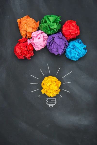 Nieuwe goede ideeën, kleurrijke papier bal op Blackboard — Stockfoto
