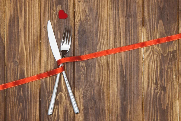Celebra el día de San Valentín, navaja, tenedor y forma de corazones — Foto de Stock
