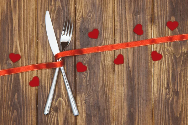 Valentinstag feiern, Messer, Gabel und Herzen formen — Stockfoto