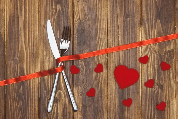 Celebra el día de San Valentín, navaja, tenedor y forma de corazones — Foto de Stock