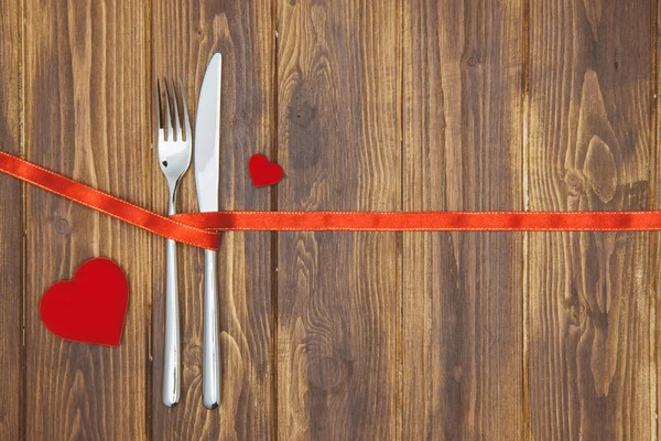 Célébrez la Saint-Valentin, couteau, fourchette et forme de cœur — Photo