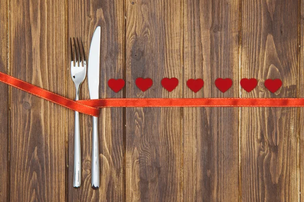 Celebra el día de San Valentín, navaja, tenedor y forma de corazones — Foto de Stock