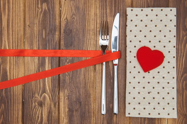 Alla hjärtans dag middag inställningen, kniv, gaffel och servett — Stockfoto