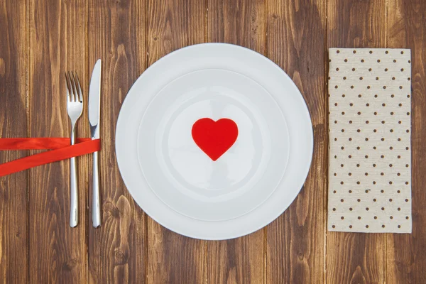 Celebra el día de San Valentín, forma de corazón en un plato — Foto de Stock