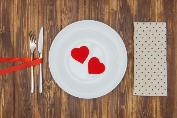 Celebra el día de San Valentín, forma de corazón en un plato — Foto de Stock