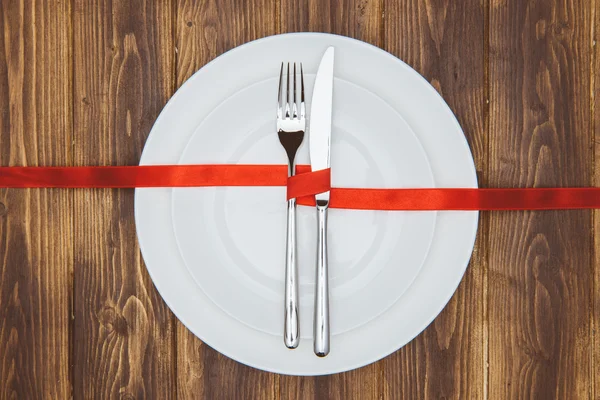 Celebra el día de San Valentín, Cuchillo y tenedor en un plato —  Fotos de Stock