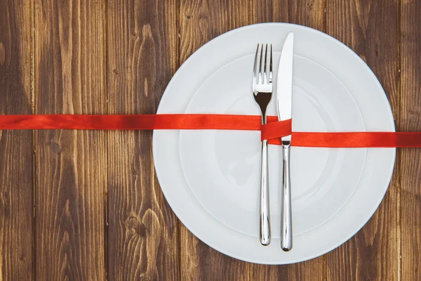 Celebra el día de San Valentín, Cuchillo y tenedor en un plato — Foto de Stock