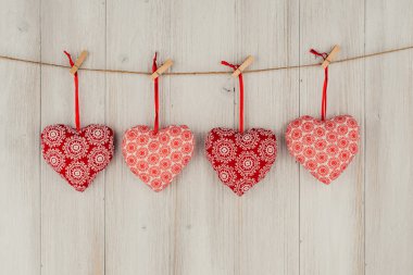 Kalp clothesline üzerinde asılı. Eski ahşap arka plan üzerinde