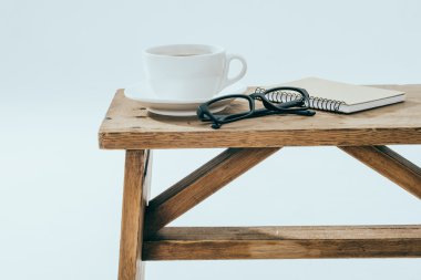 Boş zaman, café Kupası ve tezgah üzerinde kitap