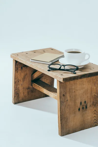 Tempo de lazer, xícara de café e livro no banco — Fotografia de Stock