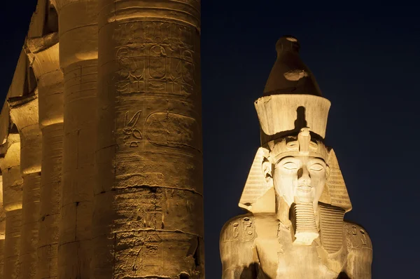 Słynnego Luxor świątyni złożonych w nocy, Egipt — Zdjęcie stockowe