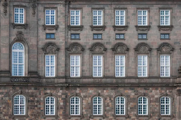 Wndows op kasteel fasade — Stockfoto