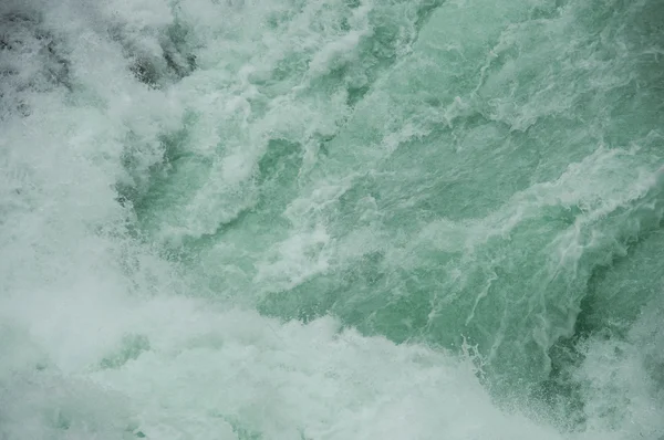 Fuerte precipitación arroyos de agua de primer plano — Foto de Stock